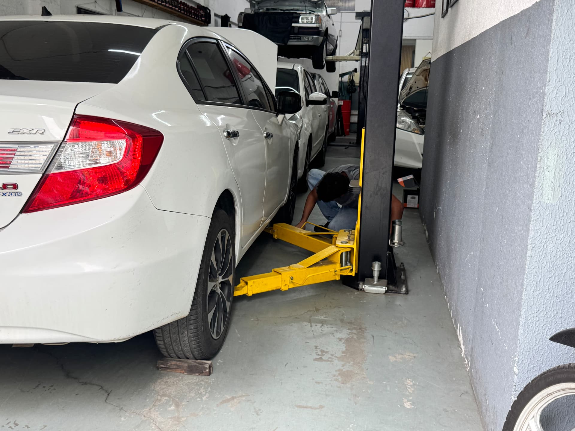 Mecânico realizando manutenção automotiva em Vila Velha